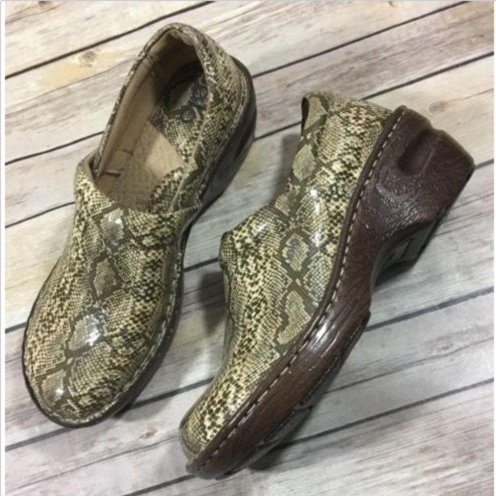 Bolo NWOB Womens Animal Print Flat Clog Shoes